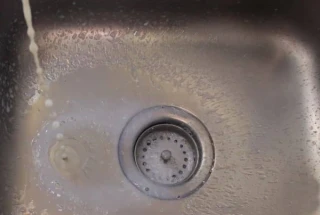 Pojava mehurića iz odvoda sudopere – znak začepljenja