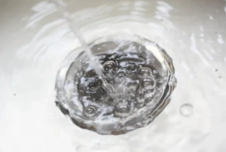 Sudopera bruji kada se pusti voda – dijagnostika kvara