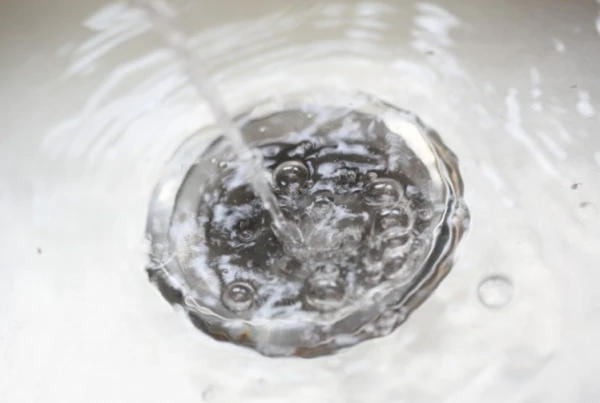 Sudopera bruji kada se pusti voda – dijagnostika kvara