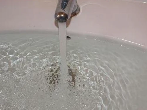 Sudopera izbija vodu tokom pranja